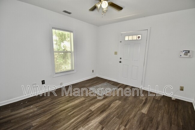 Building Photo - 2426 Dundeen St