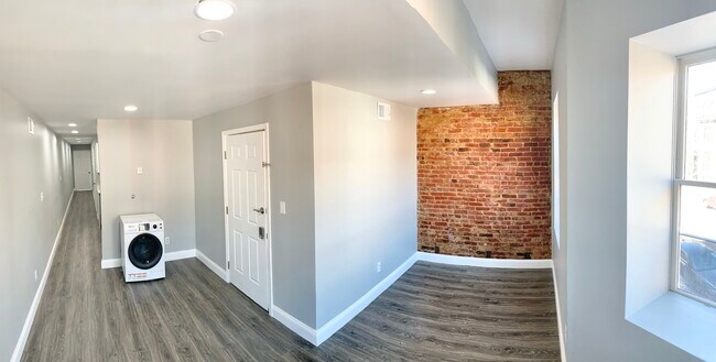 Building Photo - 823 Newington Avenue, Unit 2