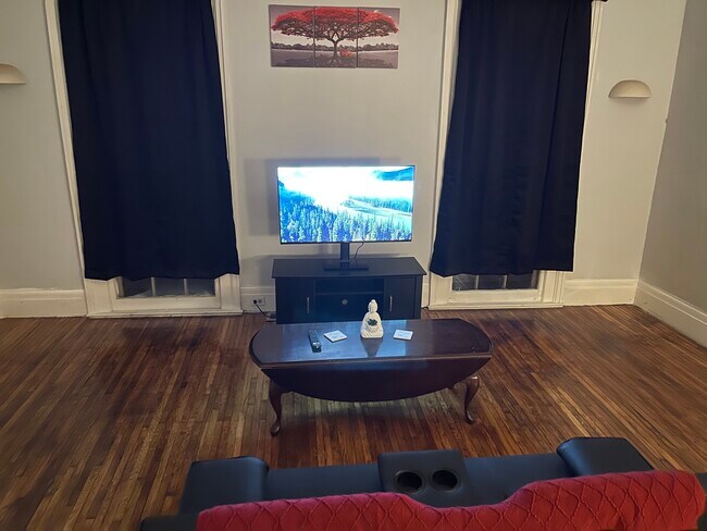 Sala de estar de la unidad B - 405 W Clinton St