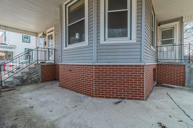 Building Photo - 5 bedroom, 2 bath home, close to U of I, MTD lines, local shopping & dining!! - Available August ...