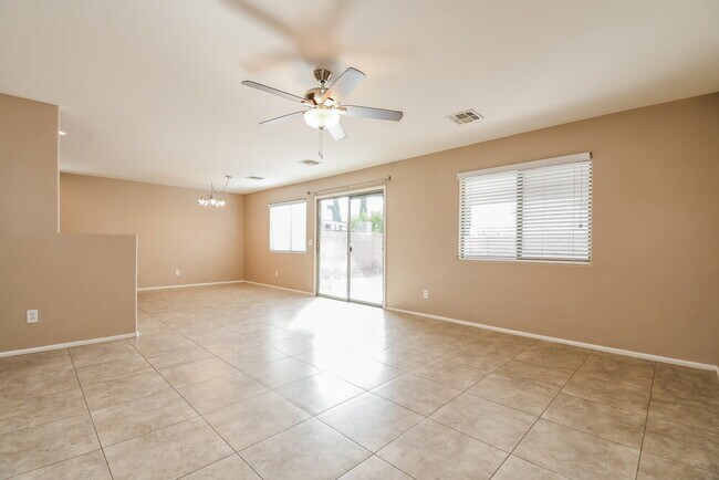 Foto del edificio - 1435 E Pryor Rd