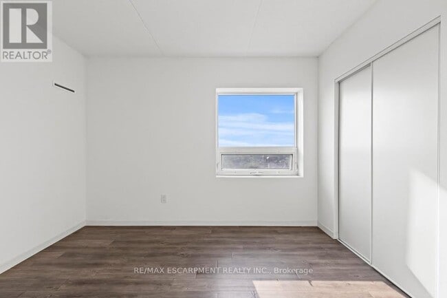 Building Photo - 220 Cannon St E