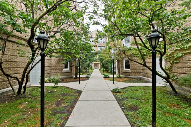 Building Photo - 1630 W Farwell Ave