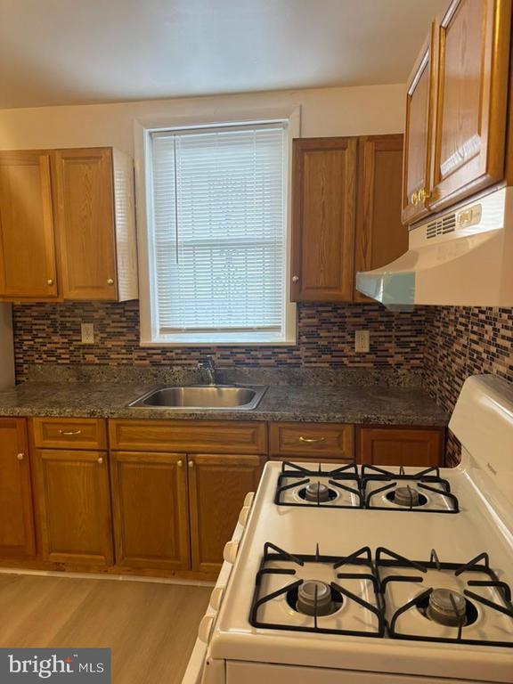 Foto del edificio - 6714 Woolston Ave