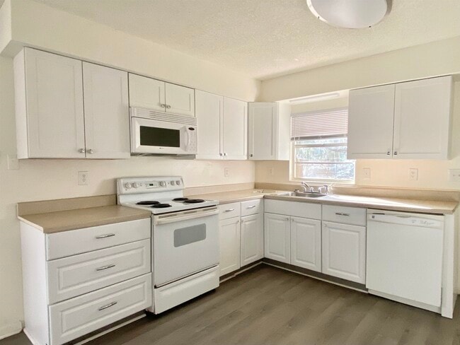 Building Photo - 3715 Bluff Ln