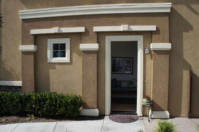 Foto del edificio - Spacious Town Home With View
