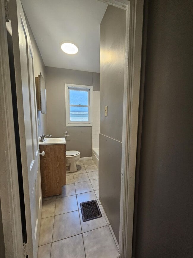 Building Photo - 2 bedroom 1 bath