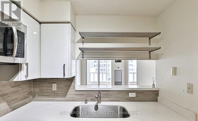 Building Photo - 24 Wellesley St W