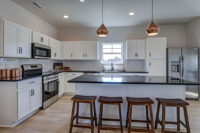 Building Photo - 4196 Oak St