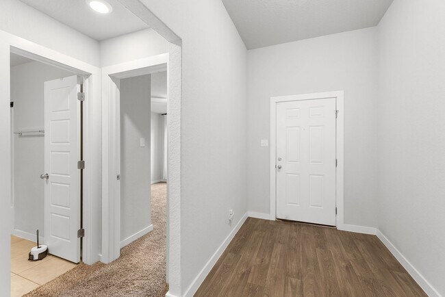 Building Photo - Charming Home Awaits: Spacious & Modern Li...