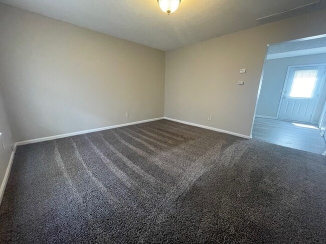 Building Photo - 2BD/1.5BA Townhouse