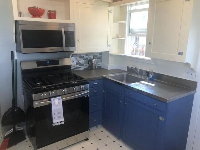 Building Photo - Pet Friendly 1 bed/ 1 bath House