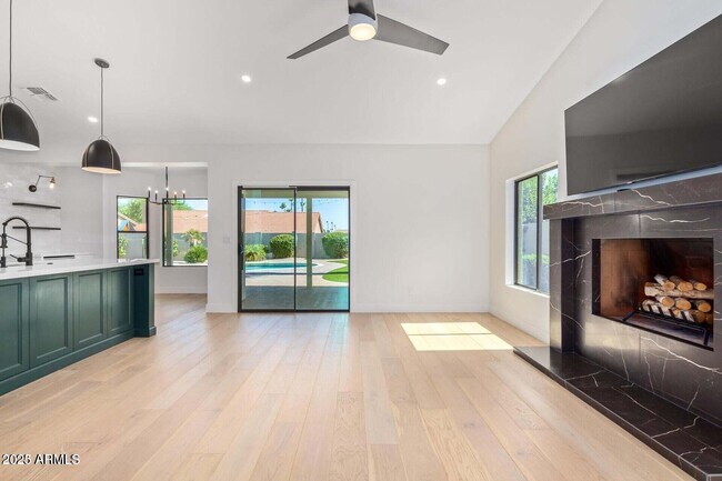 Building Photo - 5715 E Campo Bello Dr