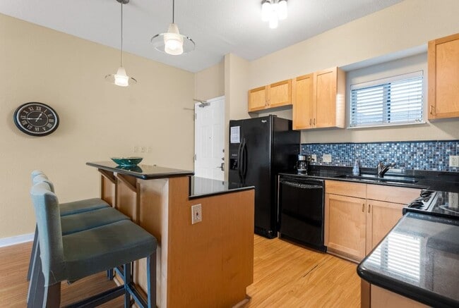 Building Photo - Piazza Condo - Fully Furnished 2bd/2ba - S...