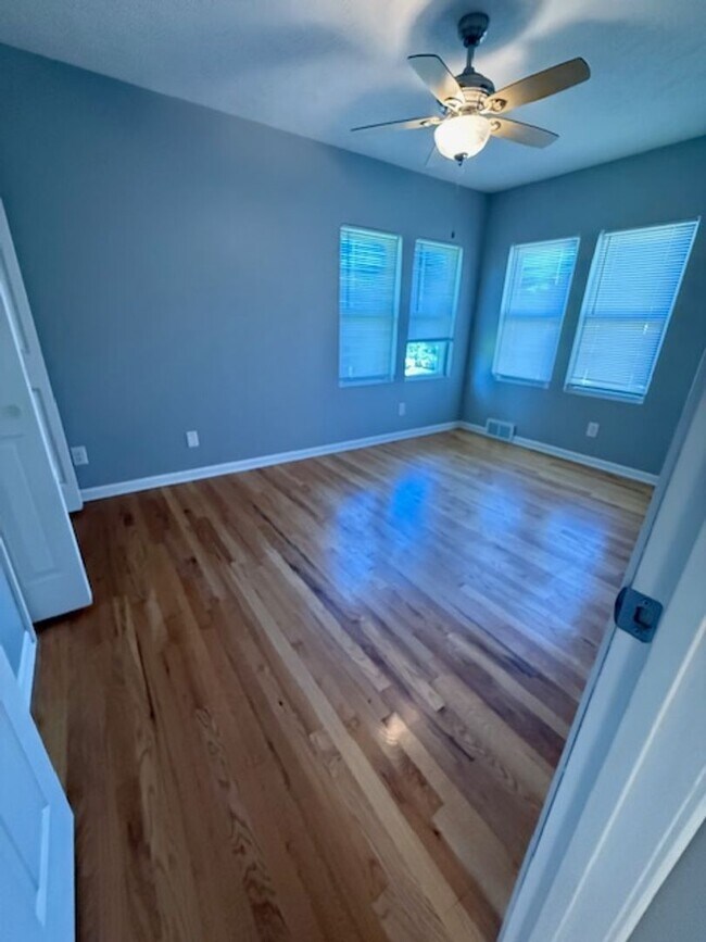 Foto del edificio - Charming Hanscom Park Living Near Historic...
