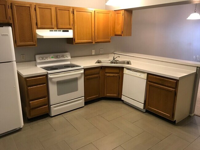 Building Photo - Convenient 2/2 Orlando Condo – Water & Garbage Included!