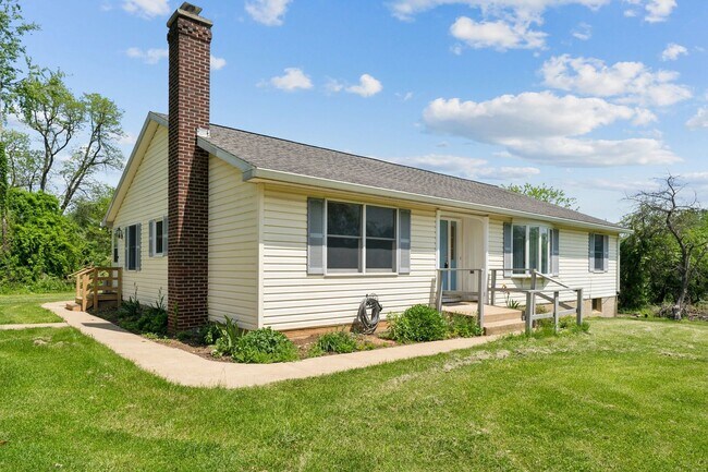 Building Photo - Charming One-Level Home Nestled Among Matu...