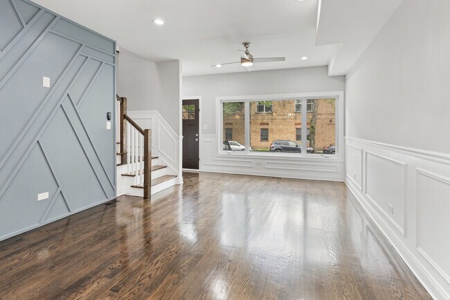 Foto del edificio - 1638 N Hamlin Ave