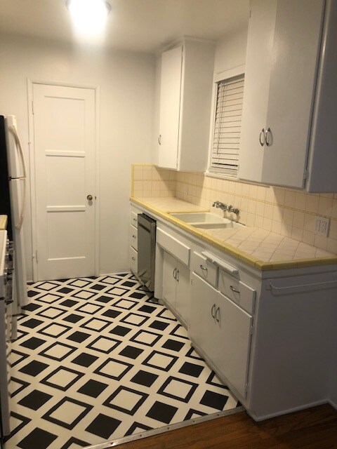 kitchen - 2110 Ocean Park Blvd