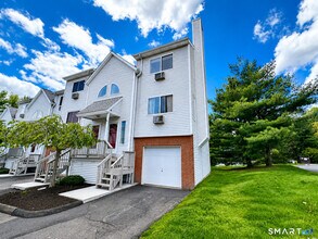 Building Photo - 925 Oronoke Rd