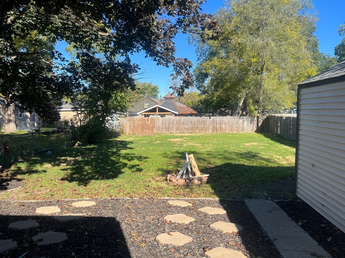 Building Photo - 512 Montgomery Rd