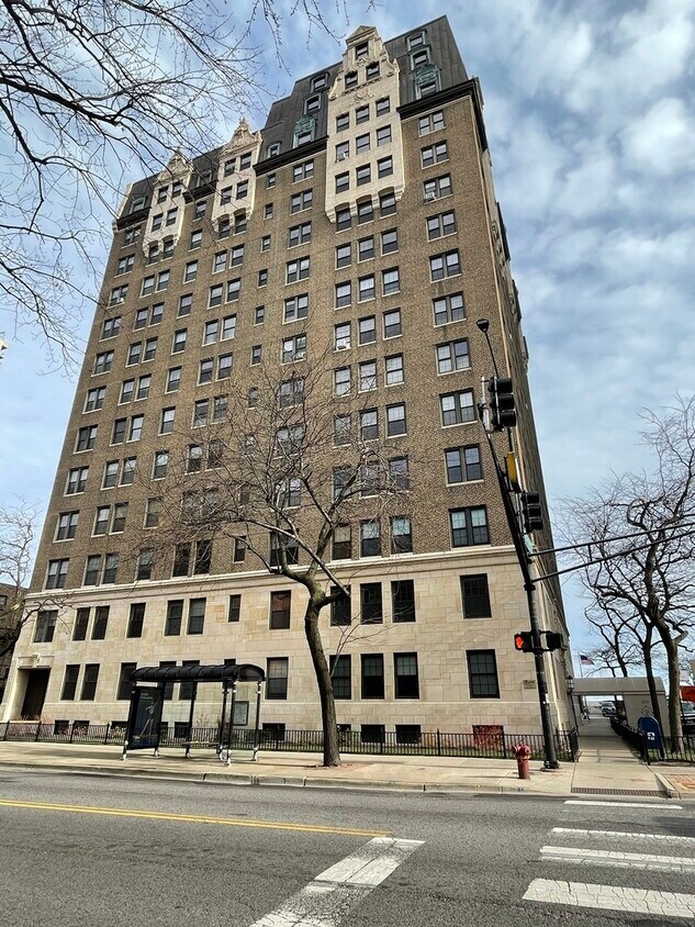 Primary Photo - 6101 N Sheridan Rd