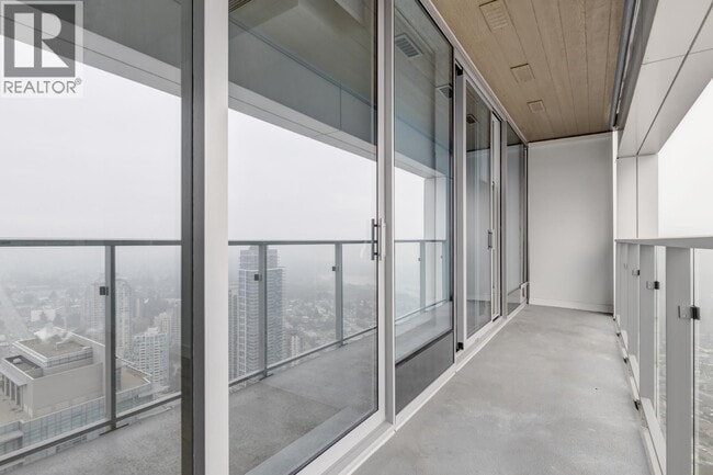 Photo du bâtiment - 6000 McKay Ave