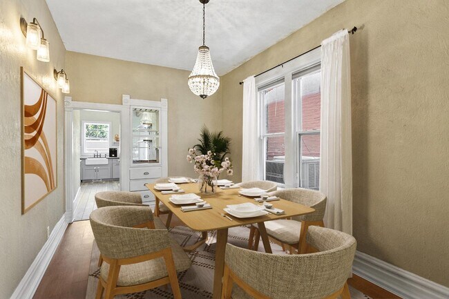 Foto del edificio - Sunny & charming Lincoln Park home near Ar...