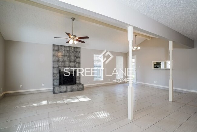 Building Photo - REDUCED! - NOW OFFERING ½ MONTH FREE OFF F...