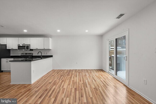 Building Photo - 9950 Forest View Pl