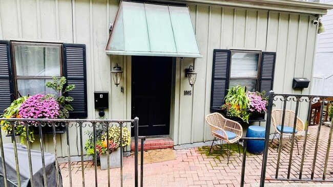 Jardín delantero/Entrada - 1005 Hill St