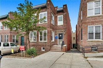 Building Photo - 3311 Bainbridge Ave