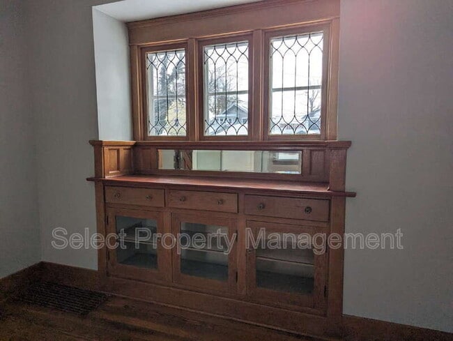 Building Photo - 933 Cottage Ave