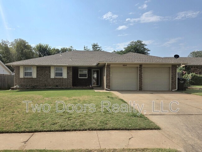 Building Photo - 904 E Hills Dr