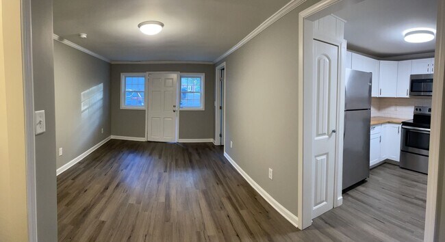 Building Photo - 2 Bedroom and 1 Bath Cottage with private ...