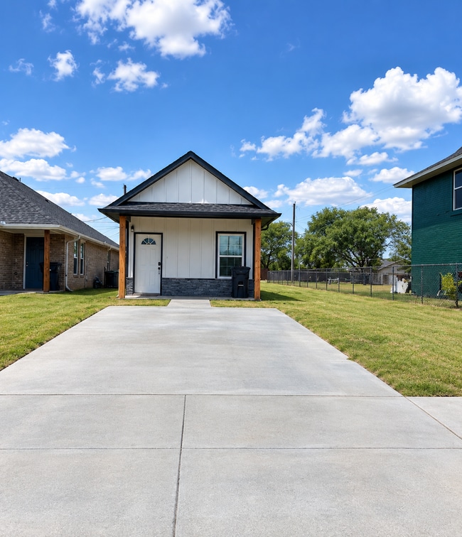 Building Photo - 1309 SW Oklahoma Ave