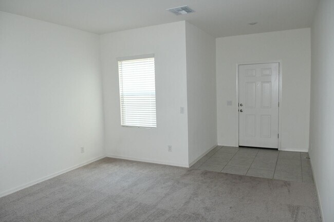 Foto del edificio - One Year Old 5 Br+Loft 3 Ba 2 Car Garage Home Near Loop 202 and Elliot in Phoenix