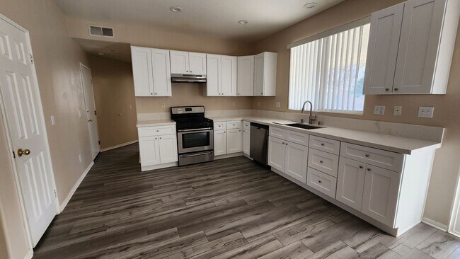 Building Photo - MOVE IN READY!!