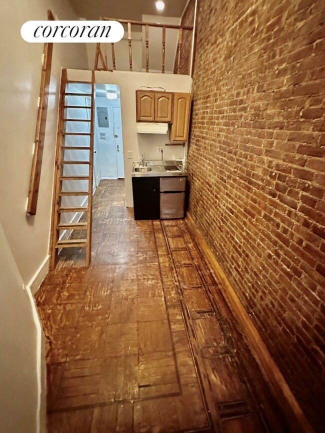 Building Photo - 103 W 70th St