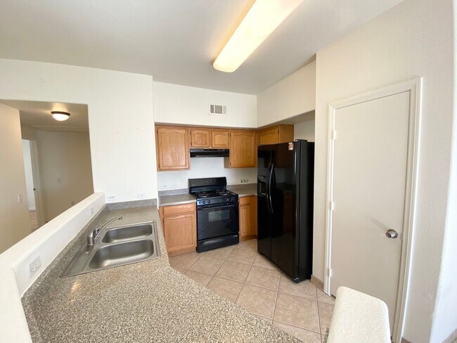Building Photo - 3/BD 2/BA First-Floor Condo in Gated Commu...