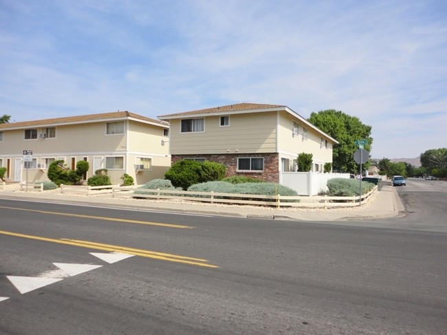 Primary Photo - Fifth Street Townhomes