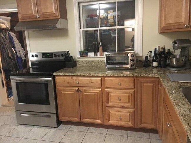 Foto del edificio - Charming 3-Bedroom Home with Spacious Backyard – Prime Location