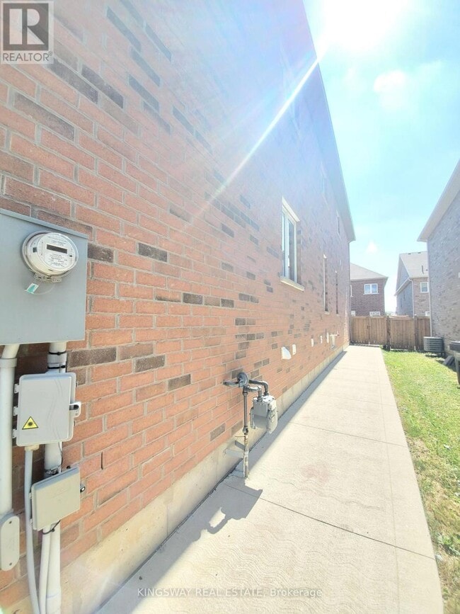 Building Photo - 593 Remembrance Rd