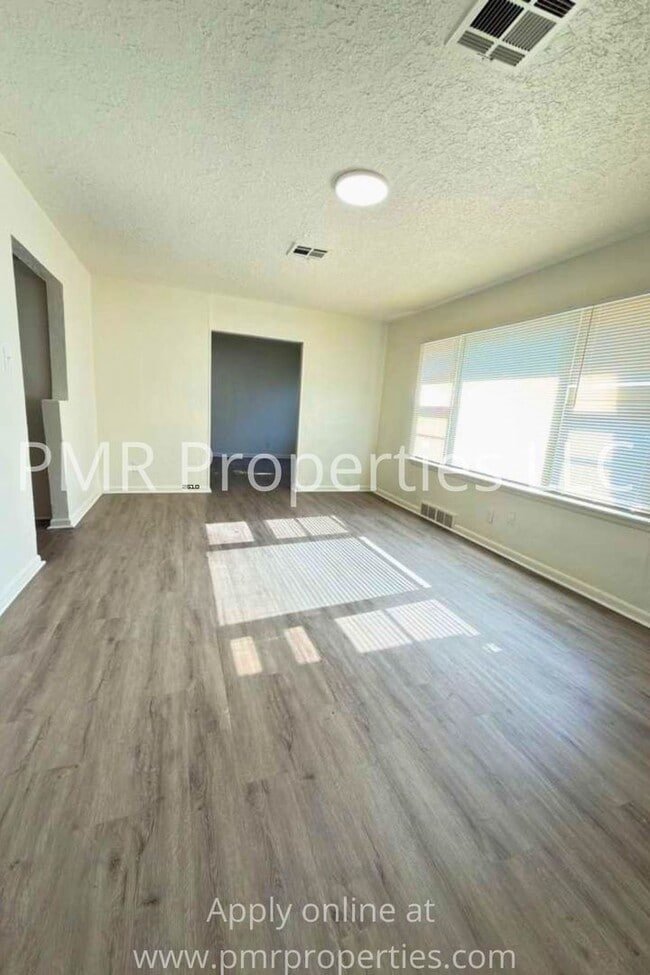 Building Photo - 3 Bedrooms / 1.5 Bathrooms House