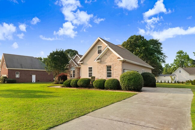 Building Photo - 105 Red Field Pl