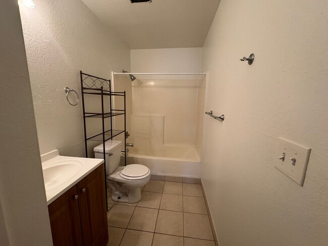 Foto del edificio - One Bedroom One Bath -Lesley Reilly Property