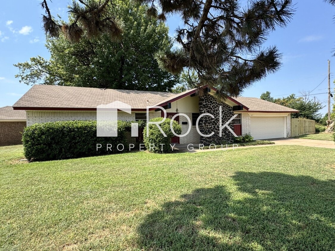 Foto principal - 3 Bedroom Home with Brand New Carpet *$300...
