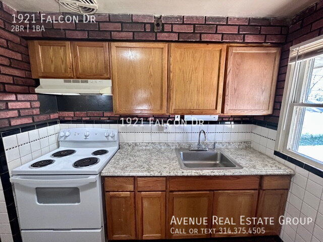 Building Photo - 1921 Falcon Dr