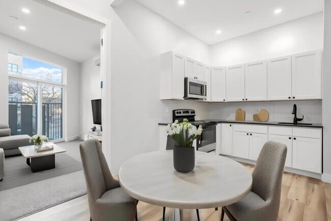 Foto del edificio - Furnished room/NOT APARTMENT