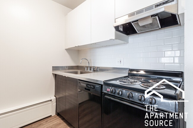 Building Photo - 441 W Oakdale Ave